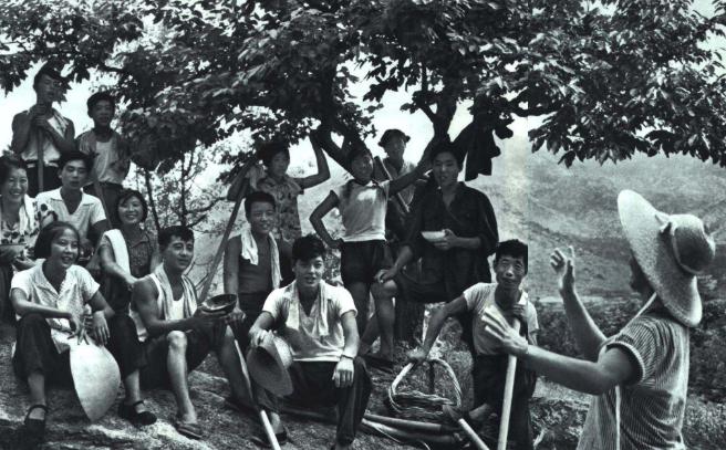 1968年，知青朱启龙参军出发前夜，他的女友解开衣衫，誓言："不论多久，都会等你