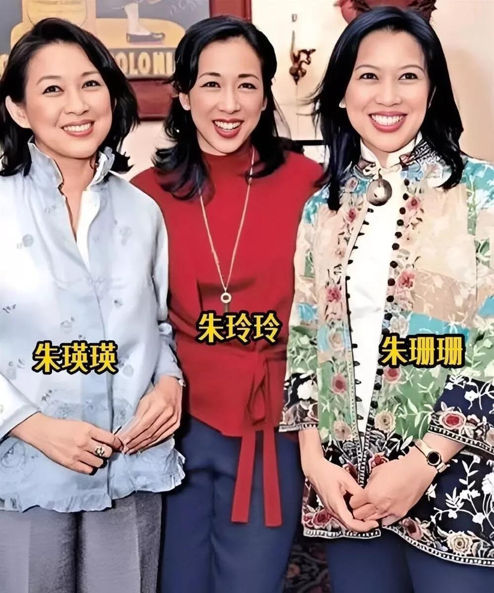 感觉朱玲玲年轻时候的颜值一般般，长相普通，可又有很多人喜欢她。她看起来没有姐姐和