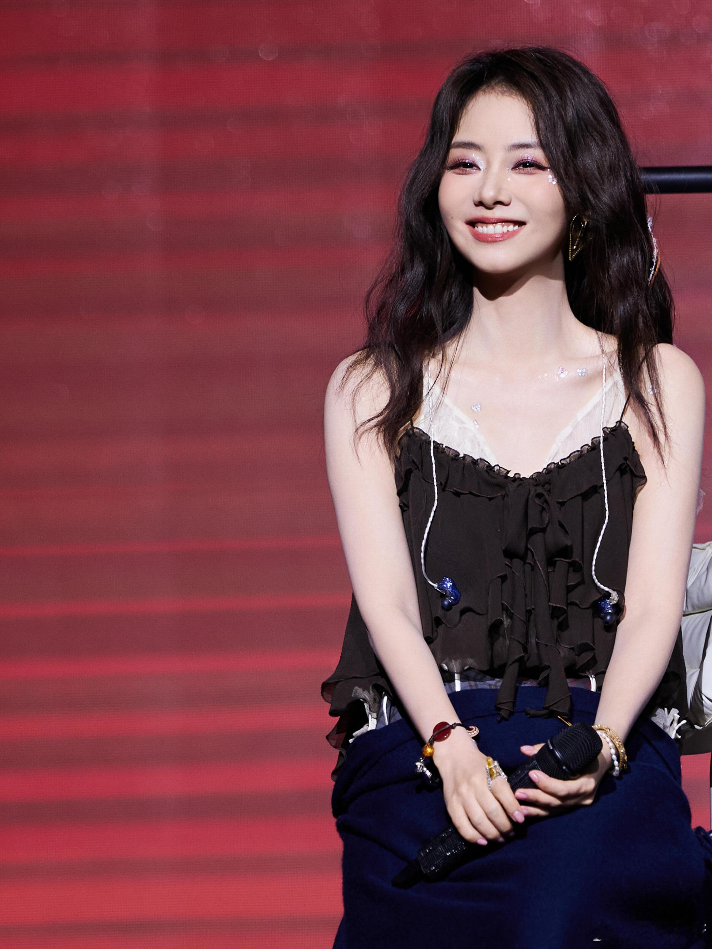 谭松韵在粉丝见面会上松弛的少女美感！