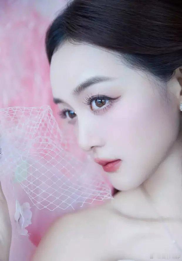 何泓姗穿粉色抹胸长裙化身在逃公主，半扎微卷造型贵气优雅。​​​