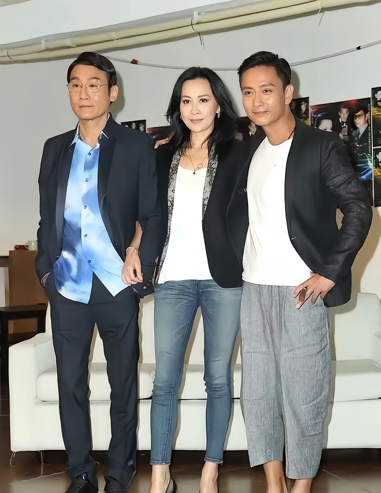 这张昔日合影，刘嘉玲确实很漂亮，主要是气场这一块，男明星都有点hold不住的样子