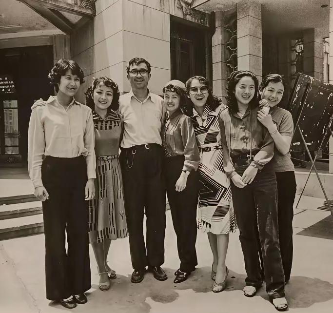 罕见珍藏80年代老合照！C位是名导谢晋，身边齐聚当年爆火的一众女歌唱家。无美颜
