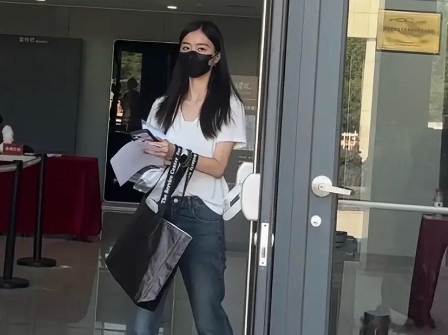 温宜公主纪姿含入学中戏国际班北电表演是普通统招本科读完拿国内正式的本科文凭，而中