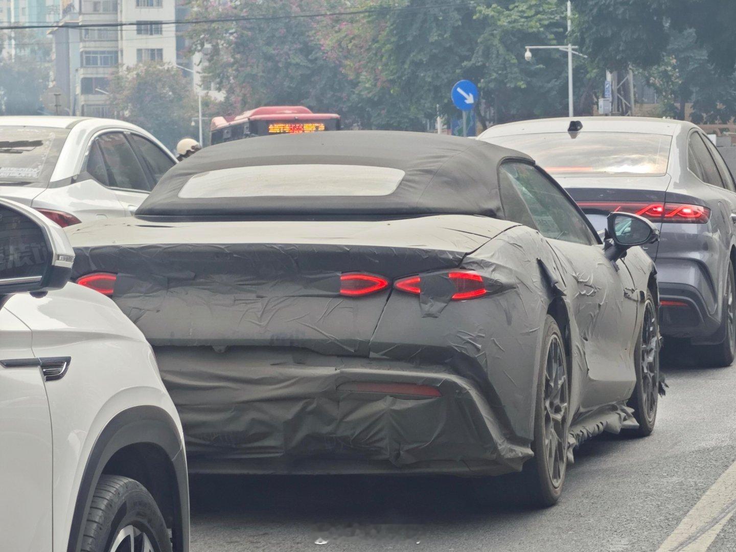 腾势Z的伪装测试车出街，尾灯的形状太有辨识度了，貌似还是个软顶敞篷版嘛。腾势新能