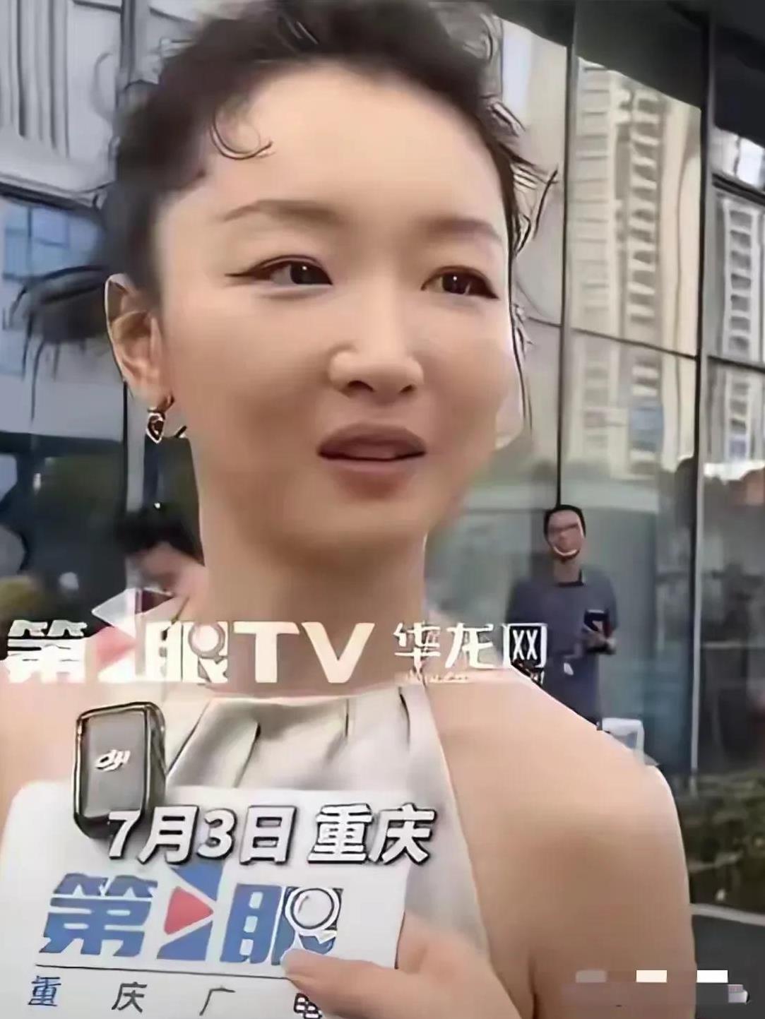 作为艺人医美原本很正常但周冬雨肿都没消就出来接受采访这就显得有点“要钱不要命