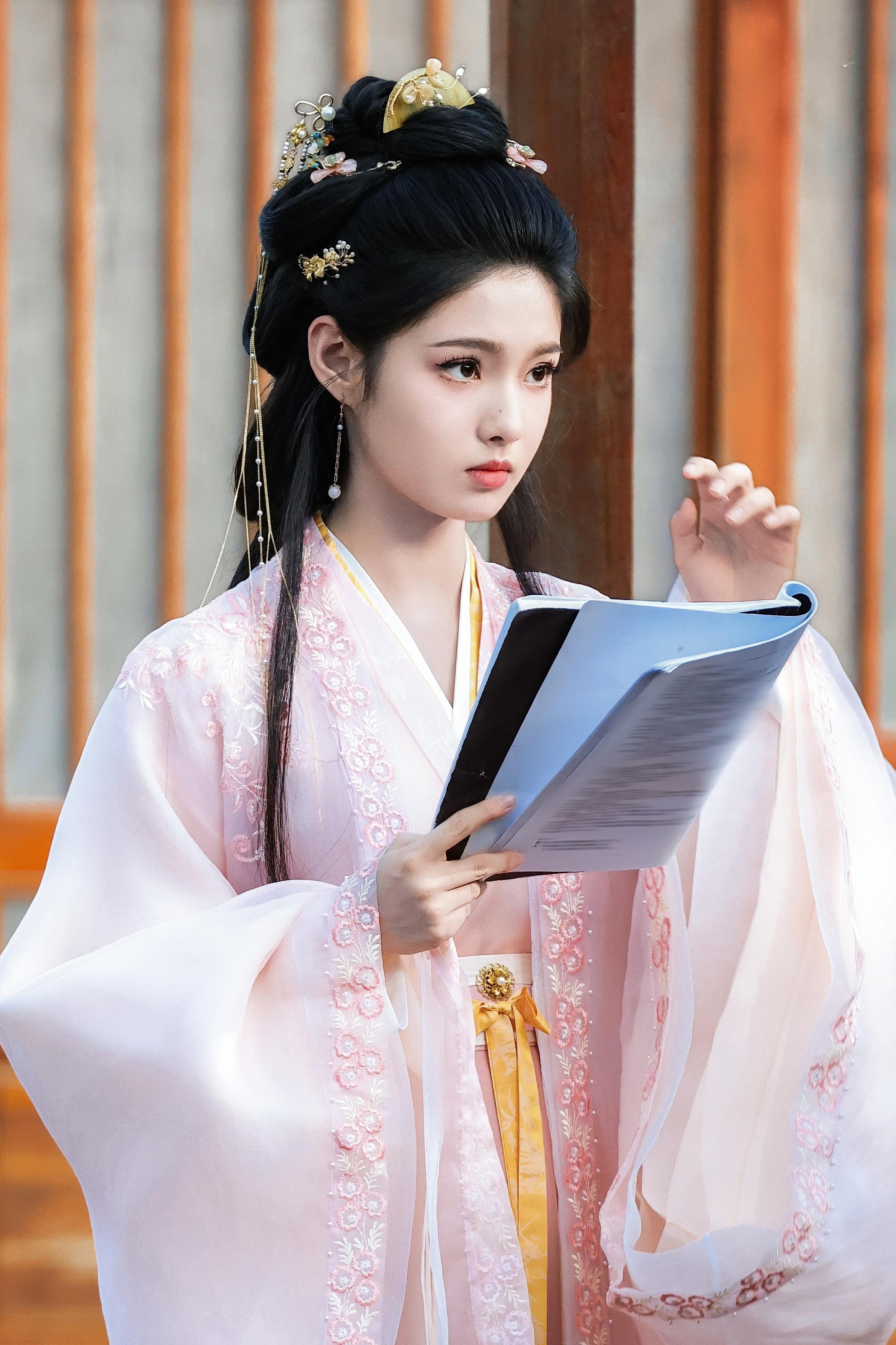 粉粉嫩嫩很适合少女的一套～～～艾米《雀骨》粉衣