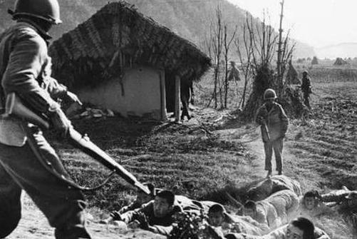 1952年，张文荣突围时不幸被美军俘虏。成为俘虏后，他受尽屈辱。为了活命，他决定