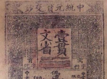 1982年秋的呼和浩特，白塔维修现场正飘着细雨。三楼脚手架上，工人老王伸手清