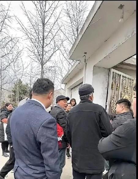 江苏某地风俗：结婚拦门，新娘家亲戚要66条烟近日，网上刷到这一视频，结婚当天，