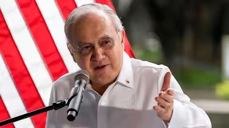 2月11日，菲律宾驻美国大使罗穆亚尔德斯突然声称，希望缓和与中国的关系，进一步加