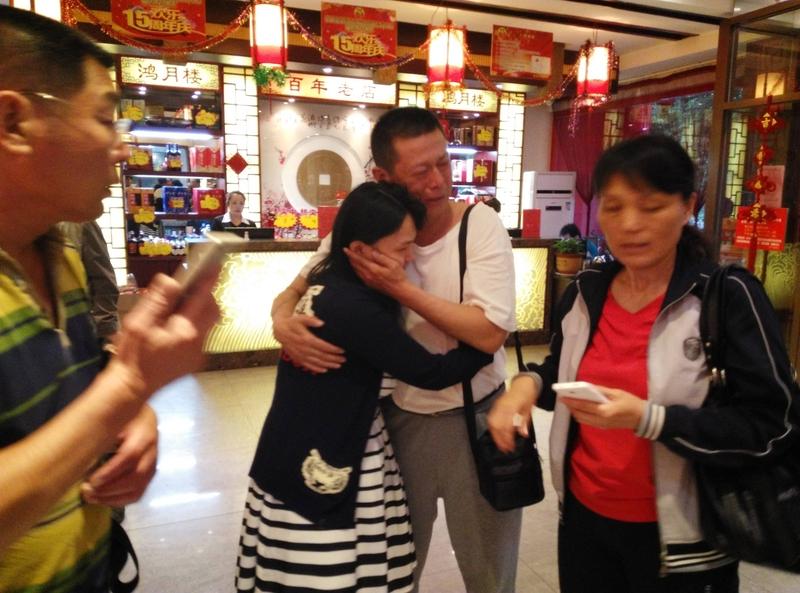 山东女孩苦寻破产恩人，门开瞬间泪崩：爸！现在换我帮您了原来，多年前山东女孩小雨