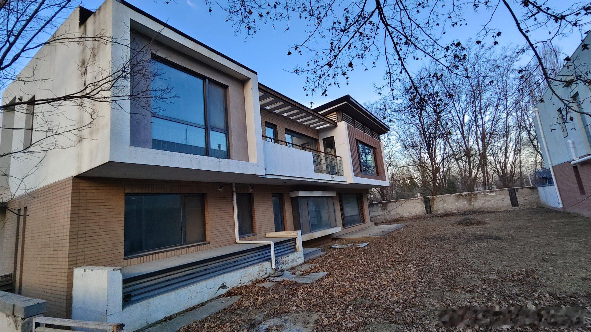 这房子在北京北6环边，离我们之前租的别墅3公里。之前一千多万，现在只要700。比