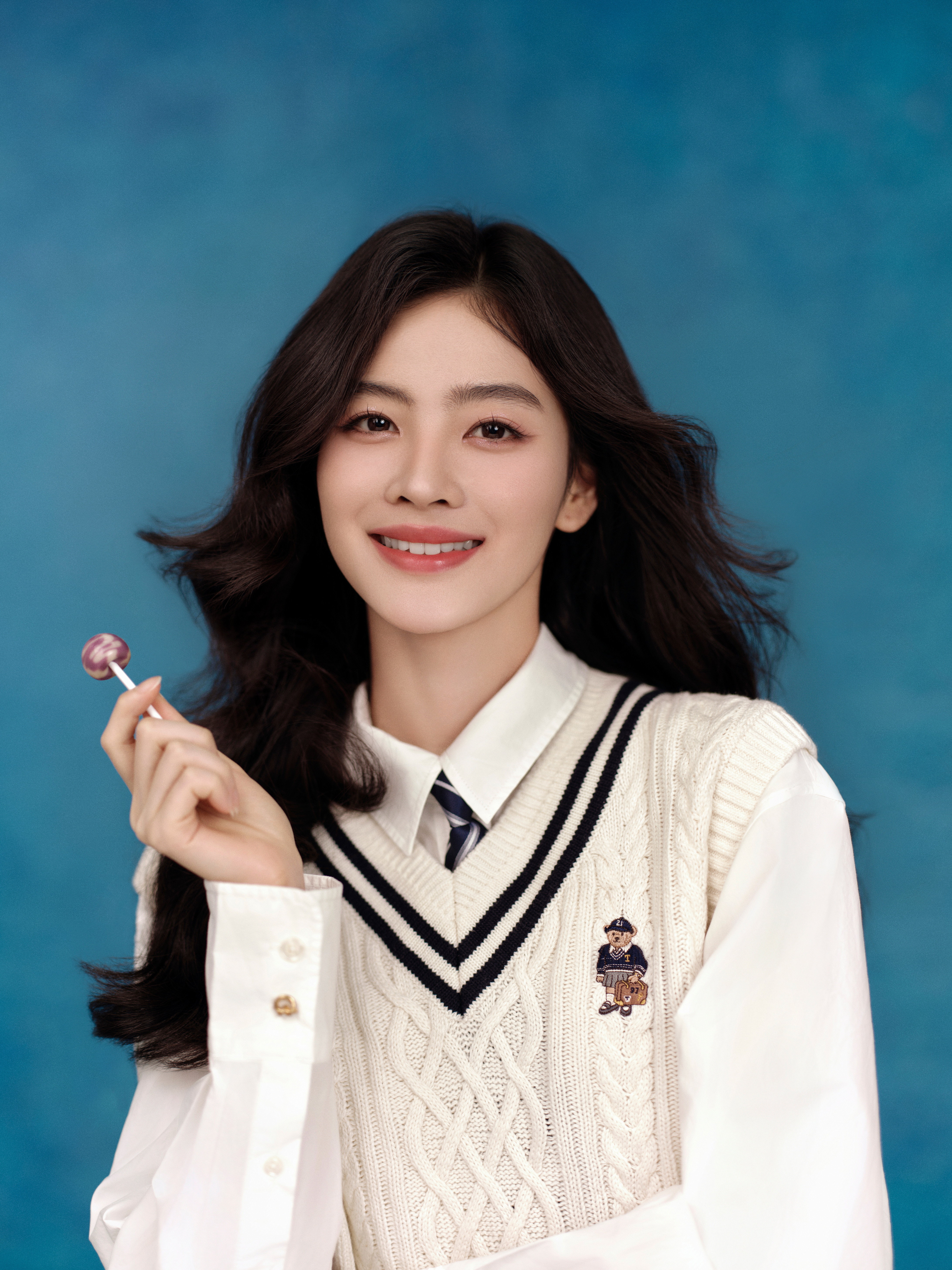 张凯莹甜系清新写真：白衬衣外搭毛衣短裙，校园学妹甜美上线