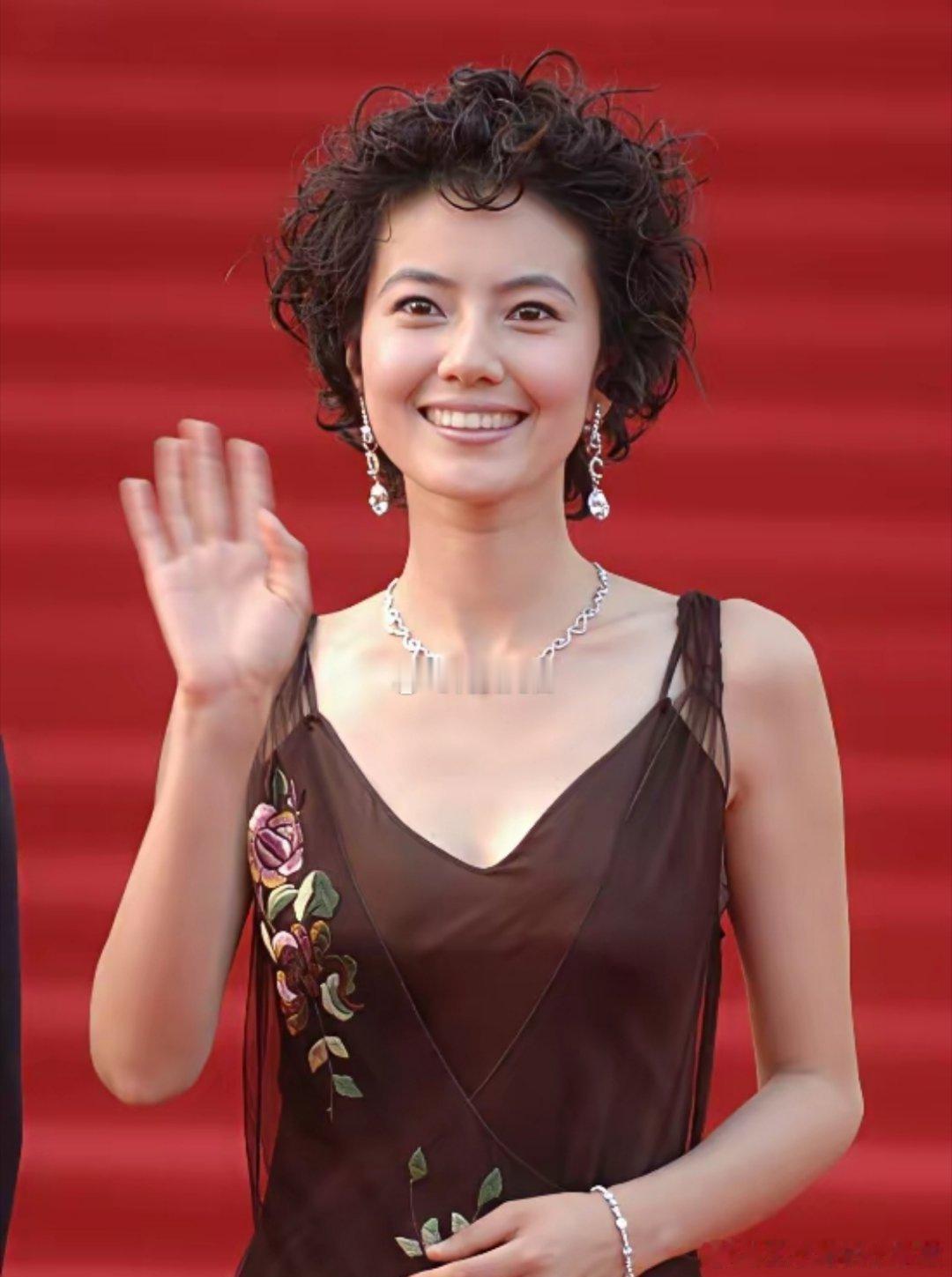 高圆圆用事实证明，再好看的人也架不住丑发型。