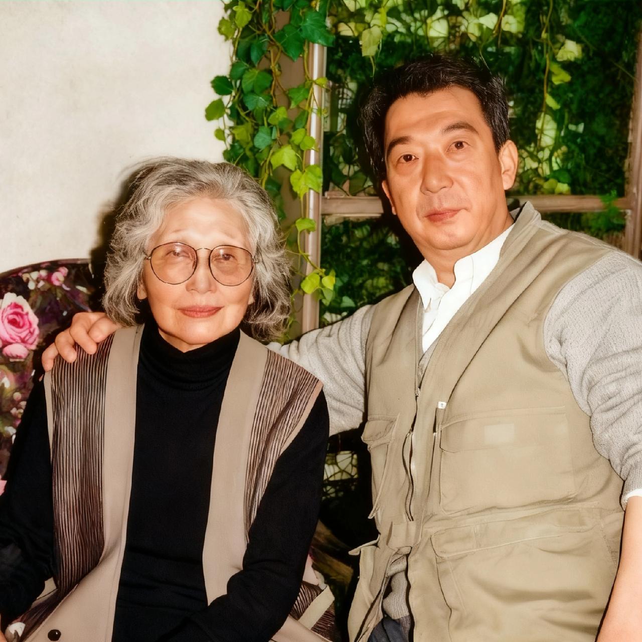 80年代，郭宝昌和《大宅门》中“白慧”的原型雯小姐，一张罕见的合影，从镜头中我们