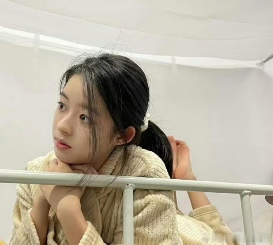 黄杨钿甜的高中宿舍照被公开，环境看起来挺普通，她穿着宽大的睡衣，状态也很真实。