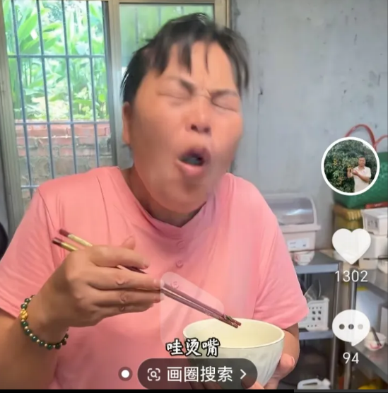 全红婵回来啦，她妈妈高兴的包饺子，没想到吃饺子的时候全妈被烫到了。婵宝