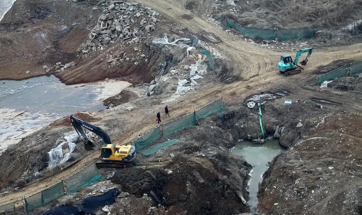 就在2025年初，我国地质团队在鄂尔多斯盆地泾川地区挖出了全球首例风成砂岩型特大