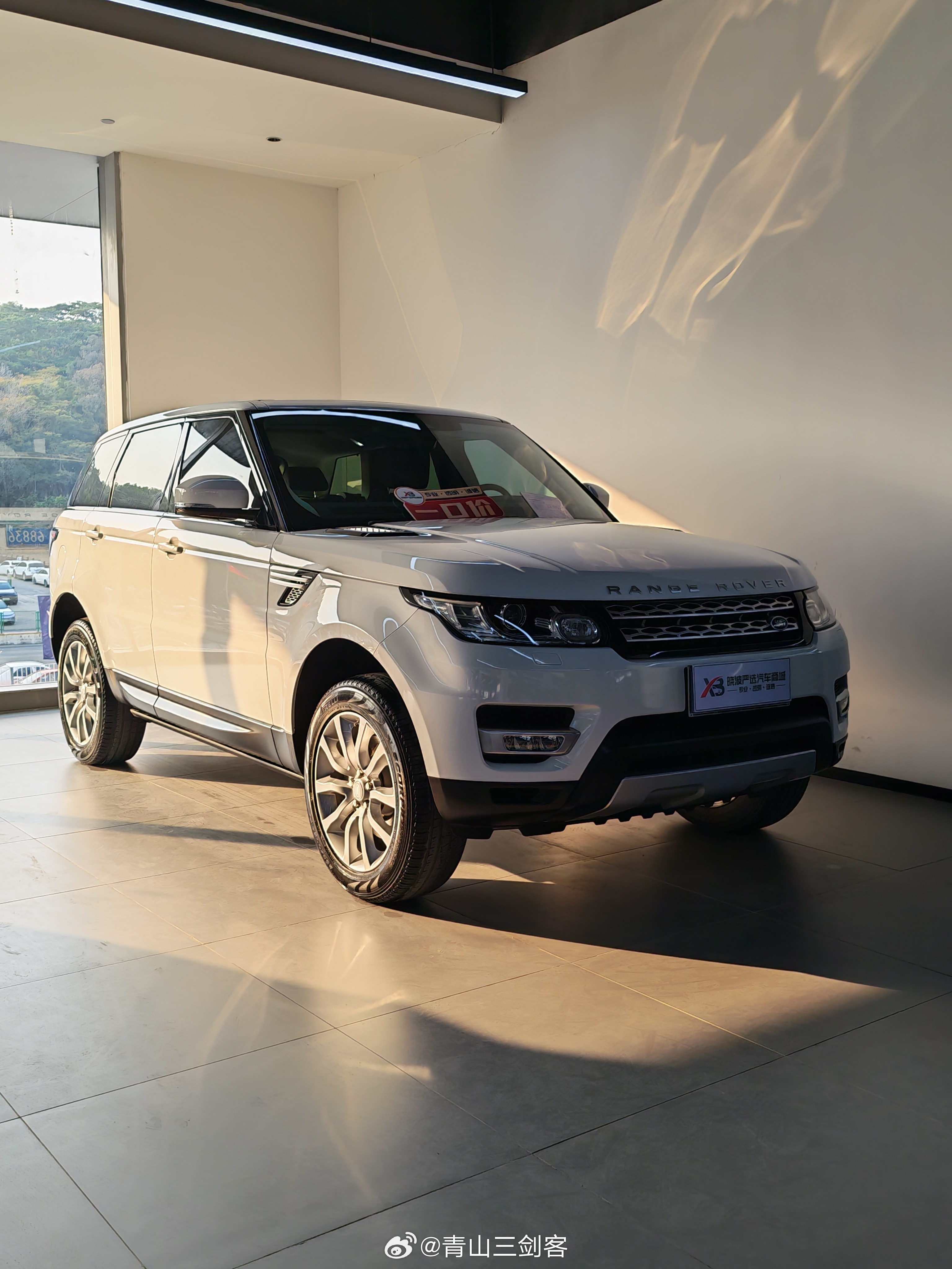 再看回以前的百万豪车，后排空间是如此的小不知当年的老板是怎么想，怪不得现在都买新