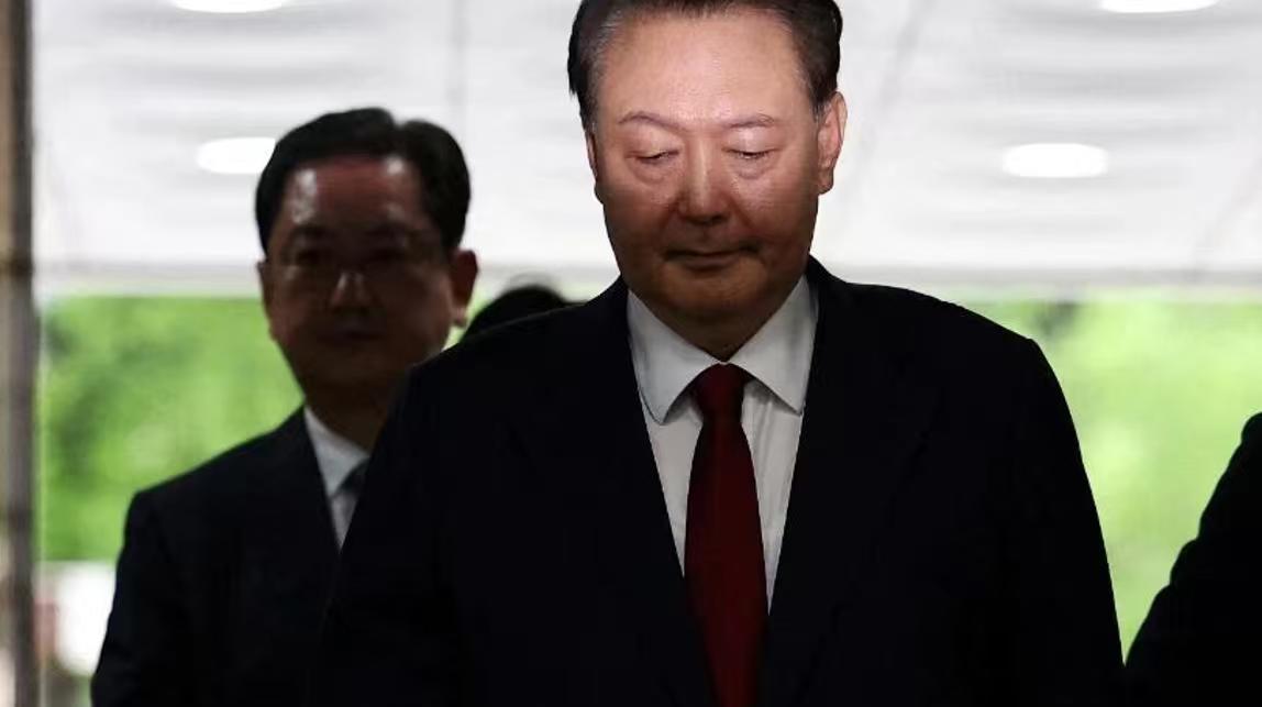 尹锡悦天塌了，仅仅只是一个妨碍逮捕，检方就要求判处10年。消息称，韩国特别检察官