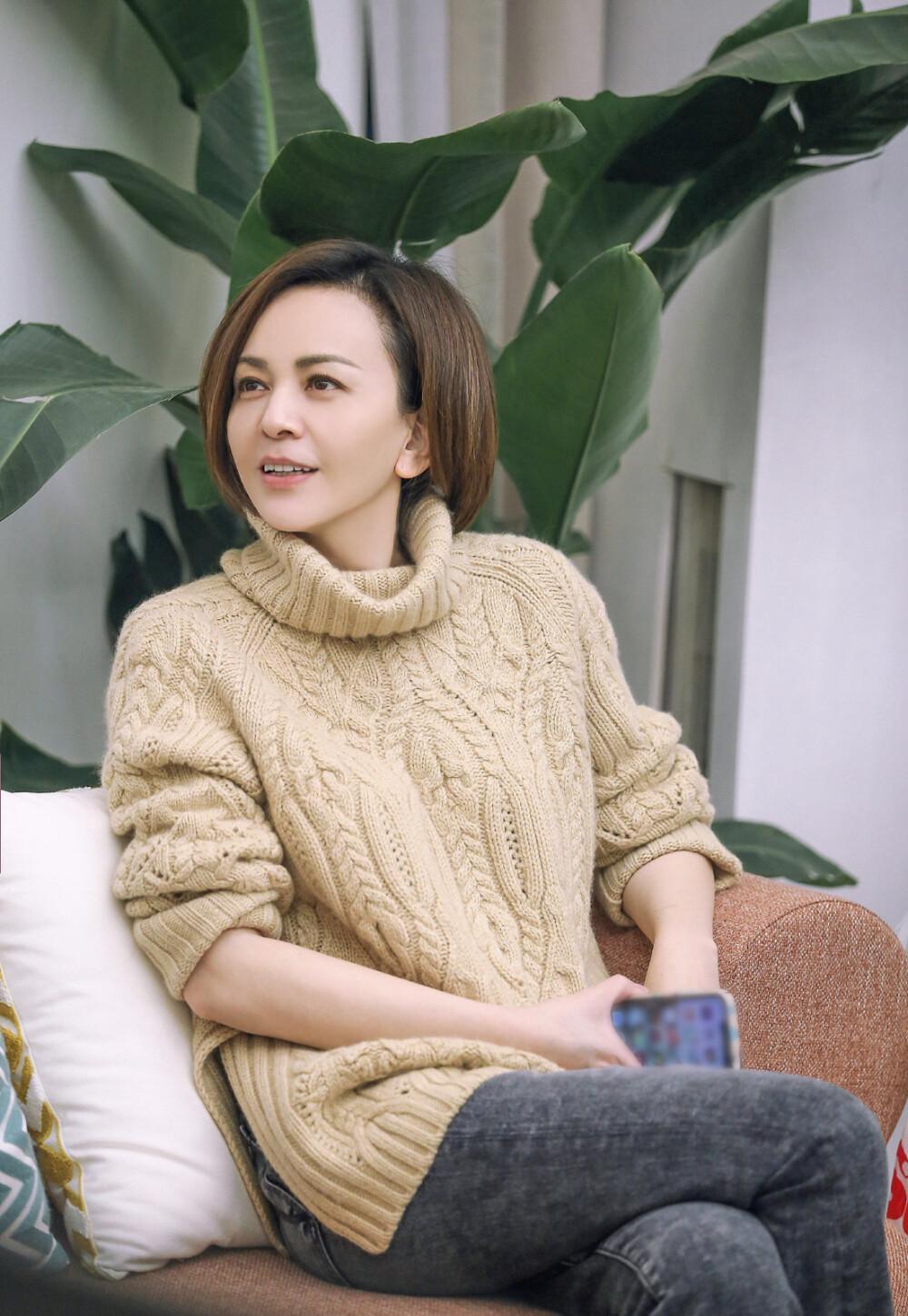 主持人问王琳第一任丈夫爱不爱她，她的回答耐人寻味。“他说很爱我，可我想要个孩子，