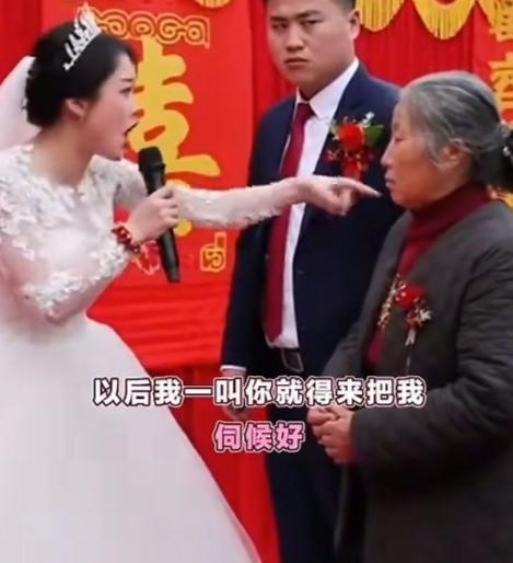 新郎这一脚踢得好！还没过门，新娘就在婚礼上大声夹恶的给家婆立规矩，要家婆