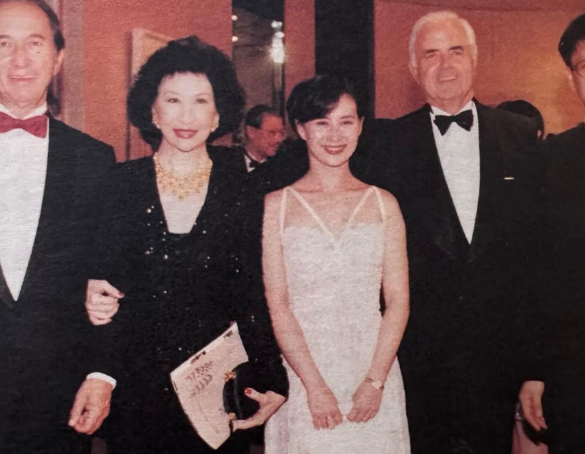 1991年何超琼带着10亿嫁妆进门时，全香港都觉得许晋亨赢了。35年后，何超琼