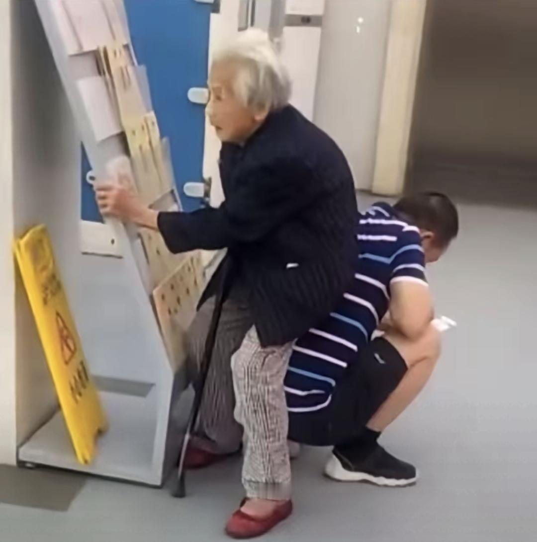 这几天网上有个视频，说江苏有个人带妈去医院看病。他妈妈岁数大了，拄着拐杖，等号时