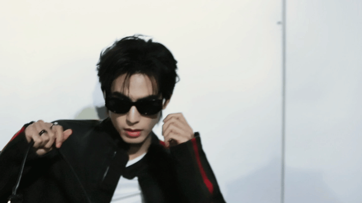 宋威龙副驾视角谁能想到一个副驾视角能拍出这种效果？宋威龙就这么随便靠着车窗，光