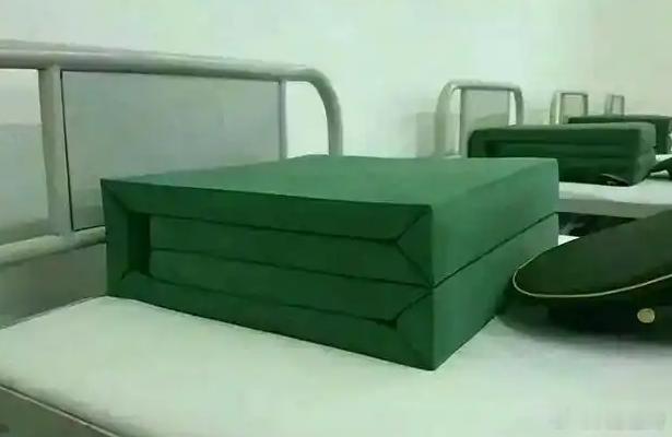 前不久有个网友私信我说：解放军只会搞形式主义，除了叠被子，还会啥？今天我就不提武器装备这些硬核了，就