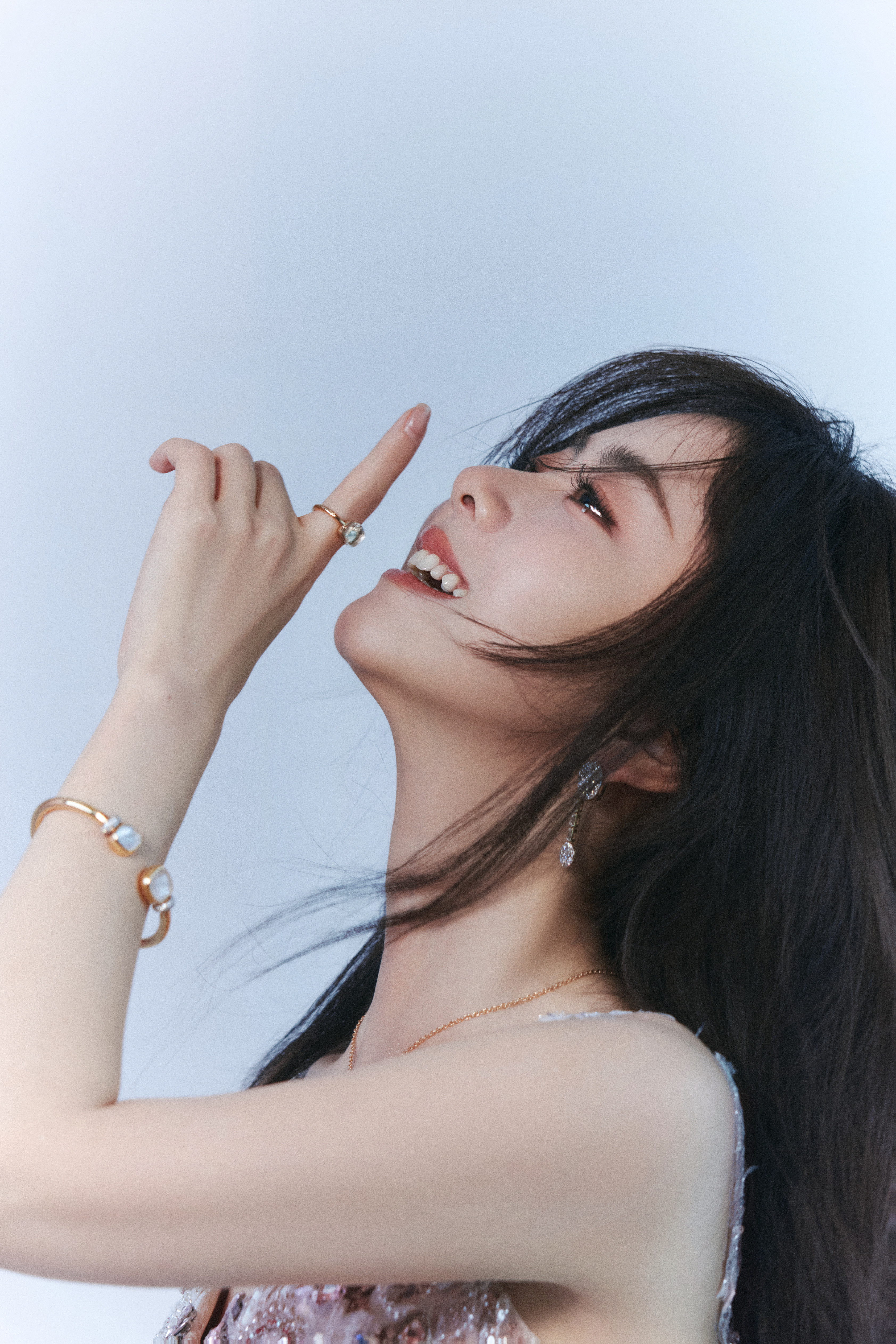 谭松韵 慵懒长发配精致礼裙，松弛感拉满的同时又气场在线，状态直接拉满格。谭松韵