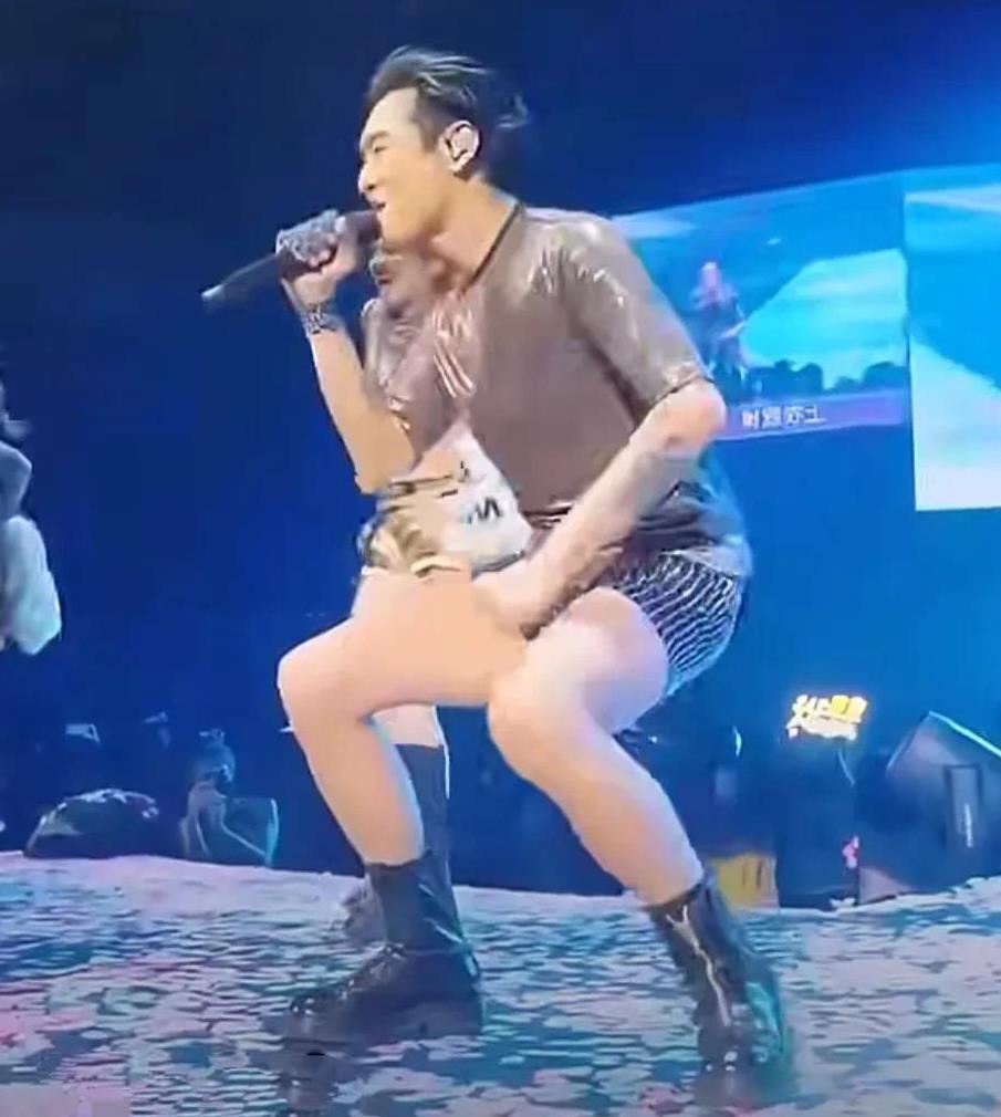 舞台上62岁的杜德伟越来越辣眼睛了！杜德伟在演唱会舞台上，只穿了下面一件竖条纹短