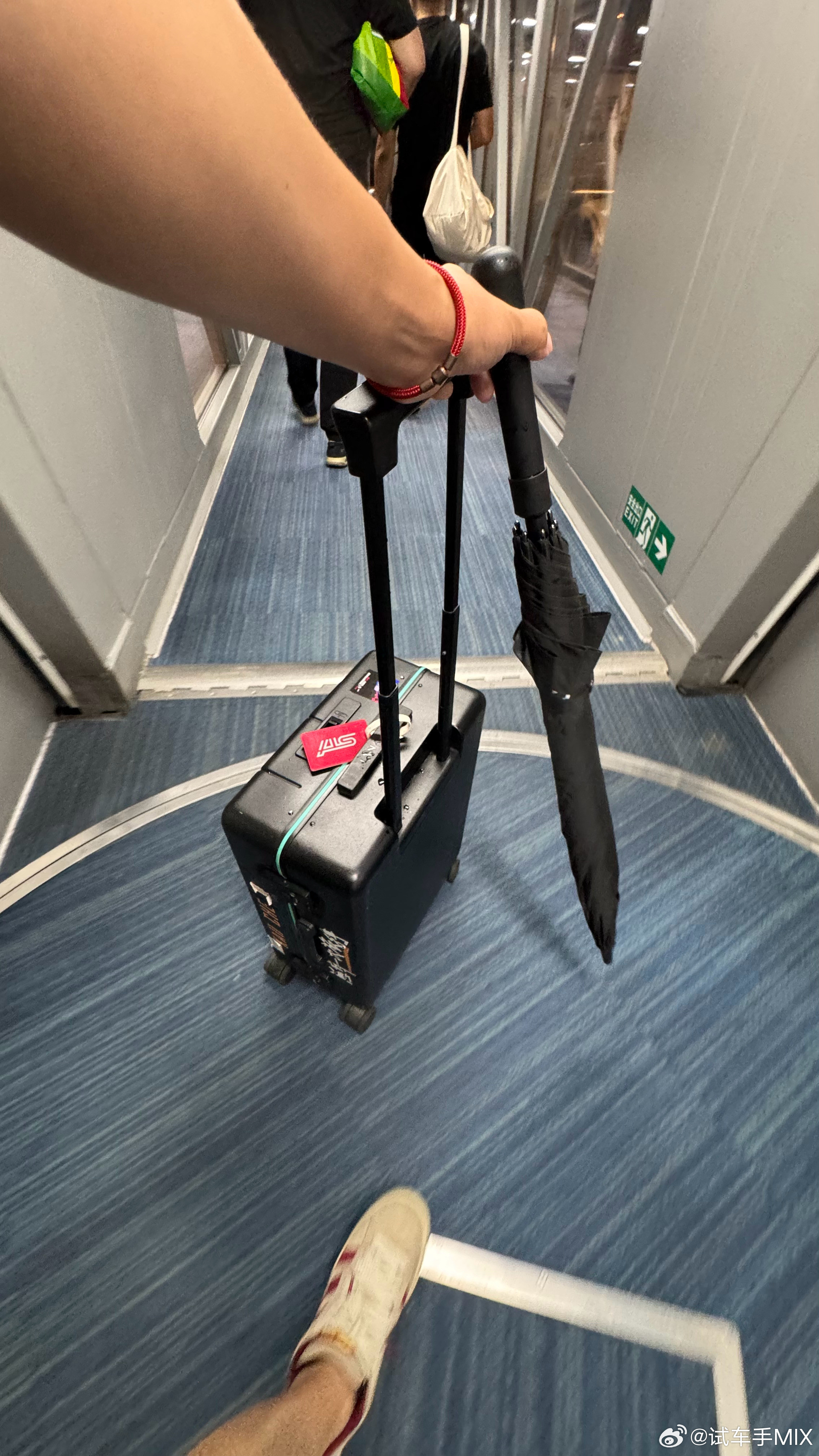 我坐那么多年飞机✈️第一次发现，原来长伞是能带上飞机的[捂脸哭]但前提是伞尖是钝的