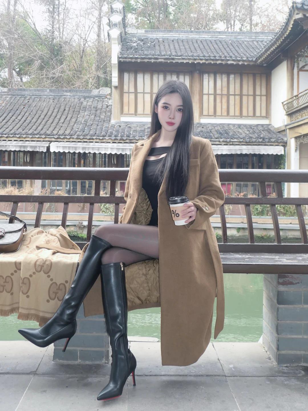 晒图笔记大赛这套搭配兼顾温柔与气场，将女生的柔美与飒气完美融合。棕色大衣版型利落