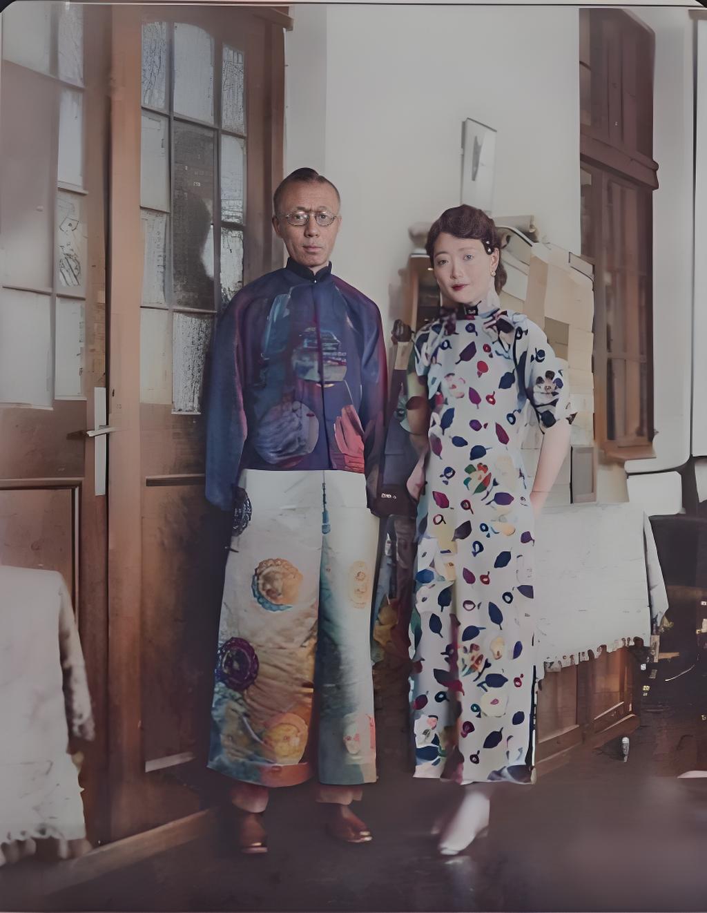 这是溥仪和婉容在天津时的合影。画面里，溥仪身着传统长衫马褂，婉容则是一袭印花旗袍
