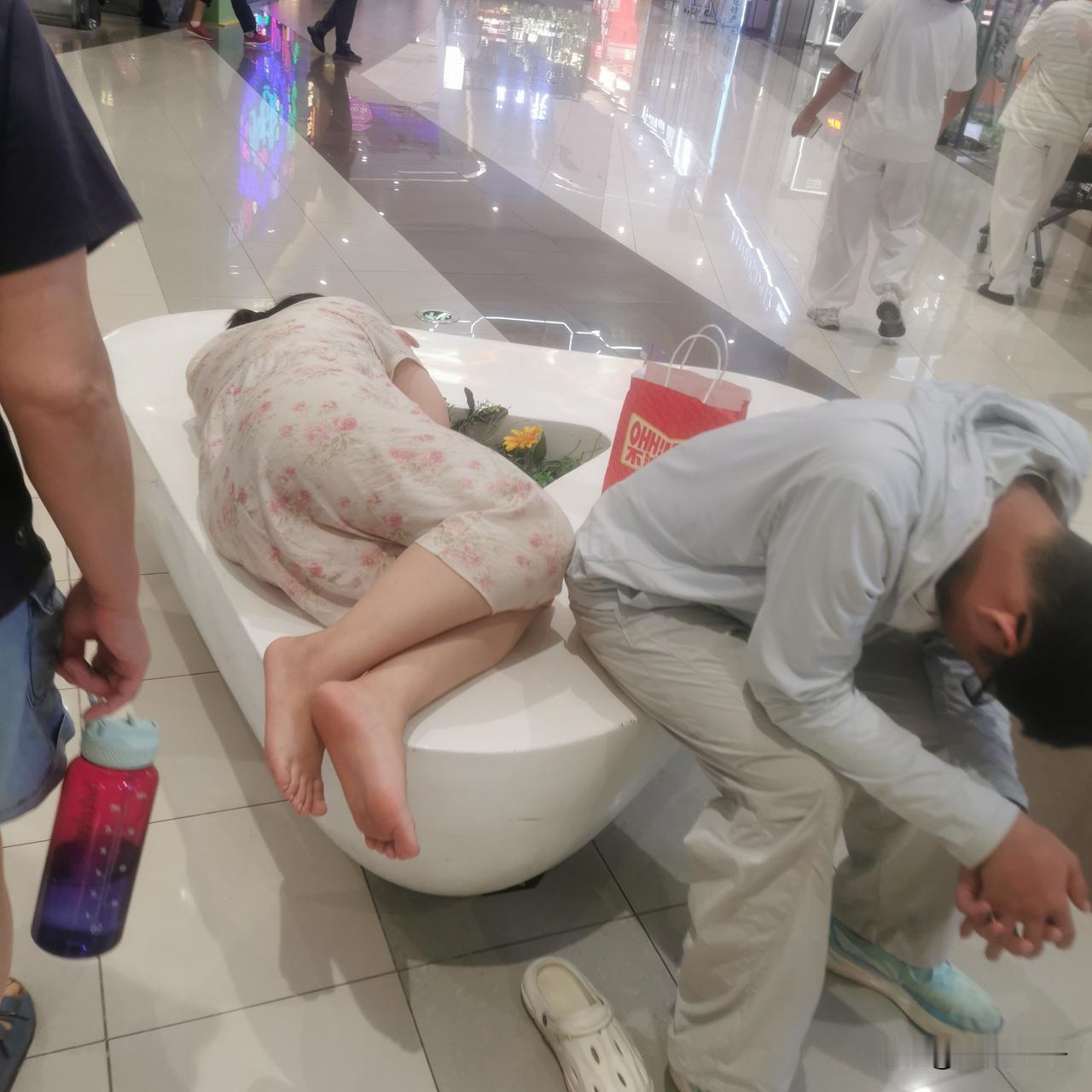 睡在凯丹购物广场，真不妥！奶奶，叔叔和阿姨怎么睡在这里呀？昨天上午，带小