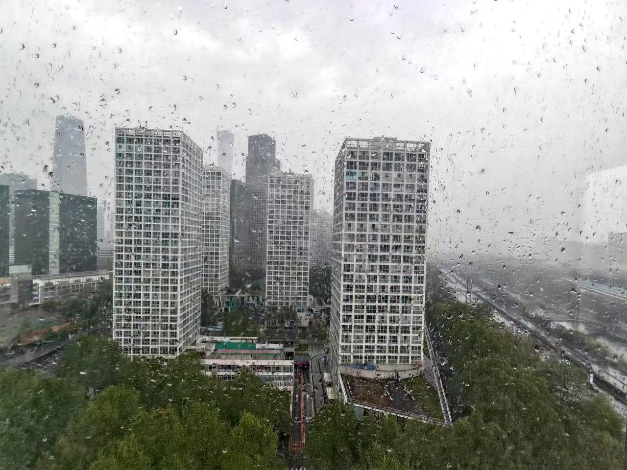 同样是打工，差别真不是一点点。上一家公司480人、20个总监，出差打车随便报，