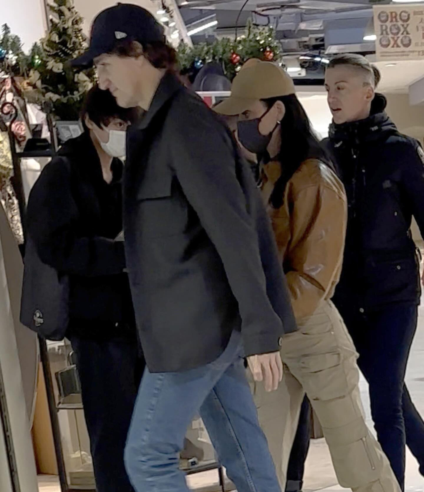 水果姐KatyPerry和男友特鲁多东京牵手新街拍来咯！KatyPerry