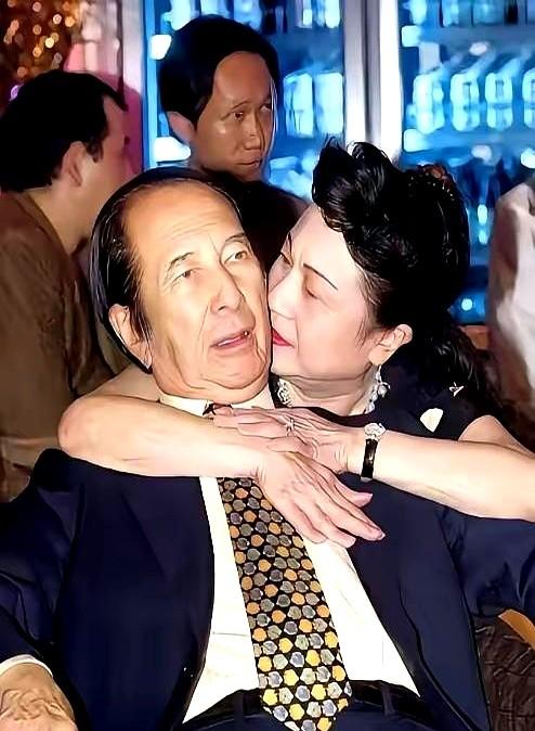 赌王这些姨太太，为什么这么喜欢亲赌王呢？何鸿燊年轻时长得高大帅气，又敢闯敢拼挣