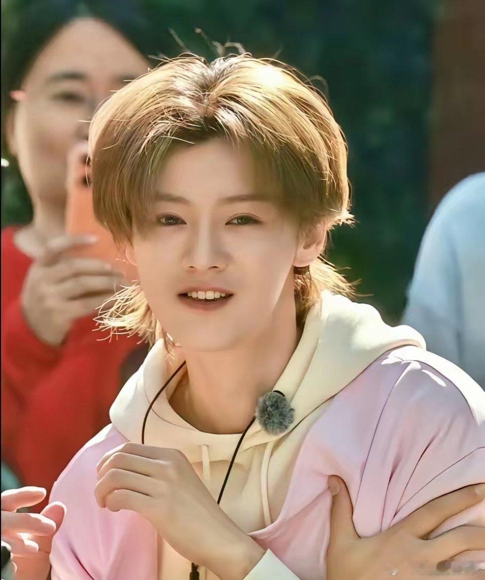 发现了没，鹿晗有一个非常明显的变化，不是他越来越帅气了，而是变得越来越开朗了！就