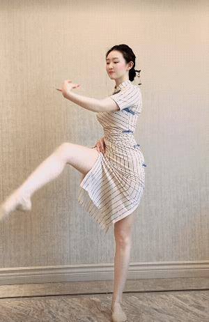 旗袍秀国风，舞美人更美！从里到外都是艺术！[微笑]