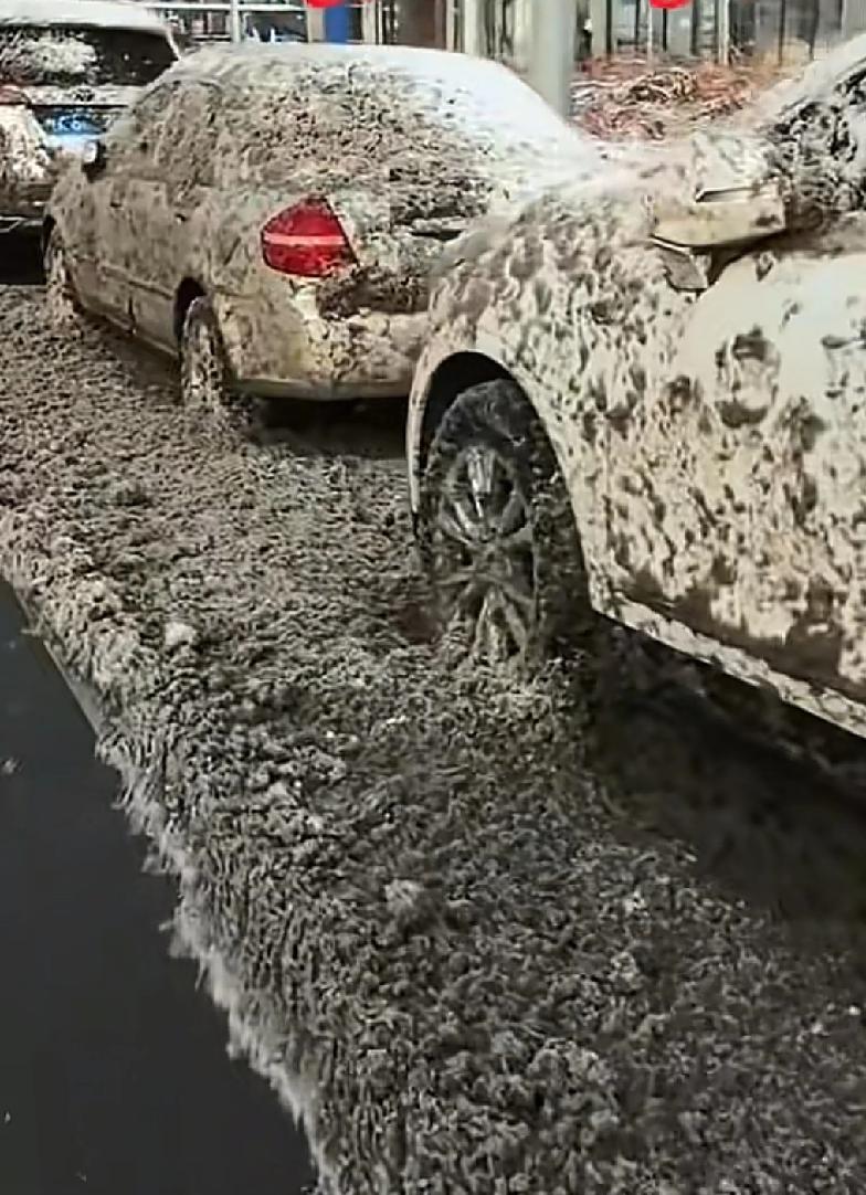 今天沈阳所有把车停在路边的朋友们，给大家提个醒如果你停在的位置，在非机动车道，