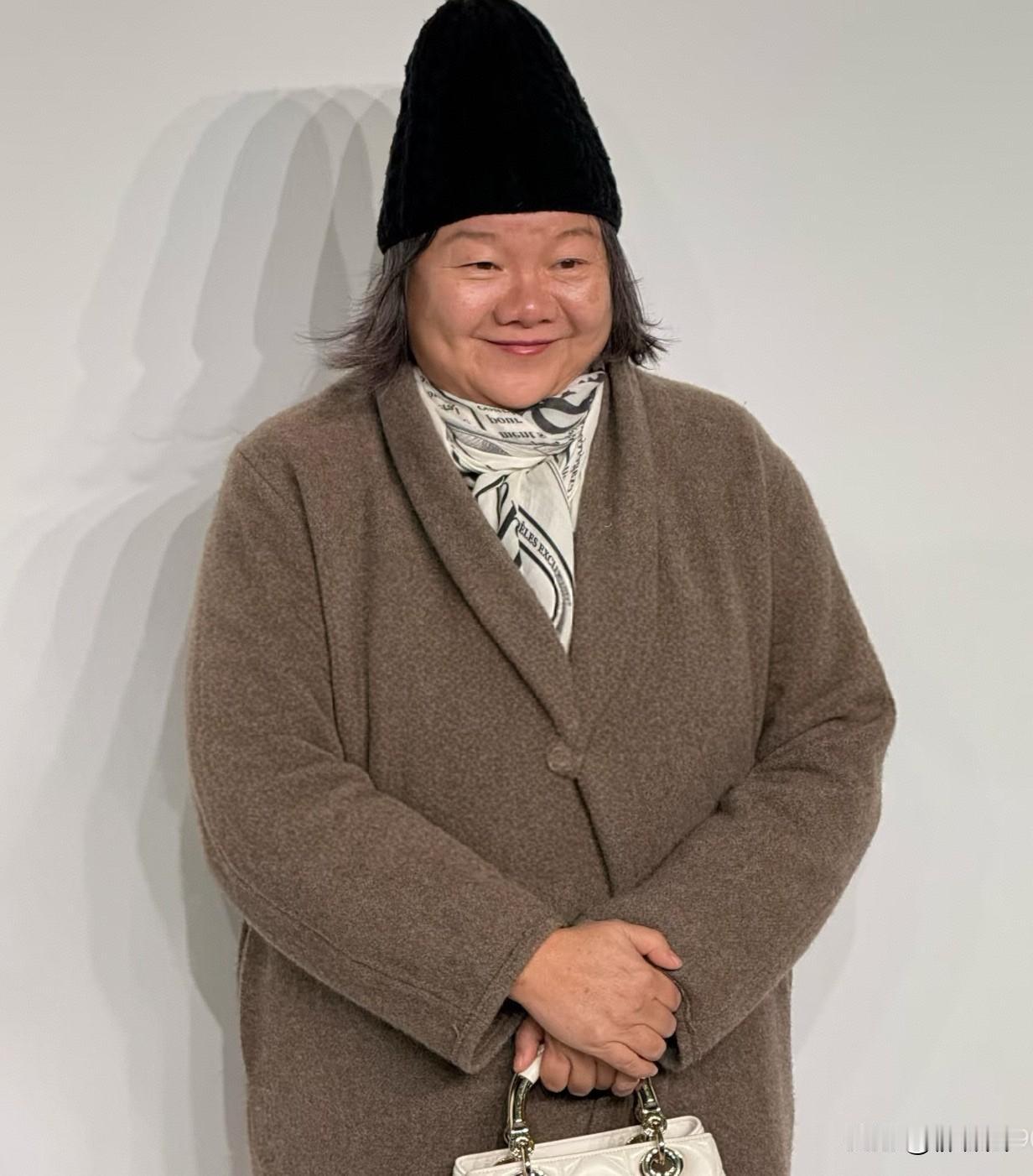 姜文说洪晃是他的女神！她不出名，忠于自我，不靠华服不靠美貌，气场和气质却