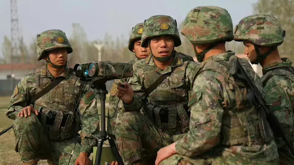 中俄炮兵观瞄设备的巨大差距。#胡塞武装海上封锁沙特##沙特拦截弹即将耗尽#从中俄两种便携式侦察仪-激