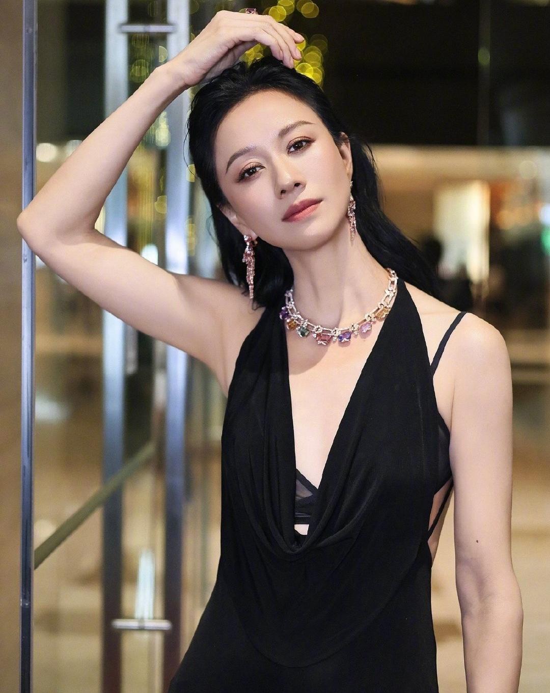 倪虹洁这次红毯造型直接美出新高度！纯黑性感裸背长裙勾勒出曼妙身姿，每一步都摇曳着
