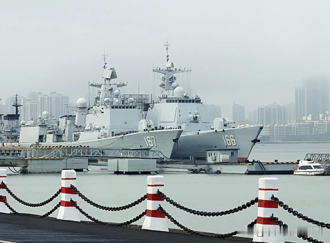 166舰与167舰同框——167深圳舰，051B型导弹驱逐舰，外号“