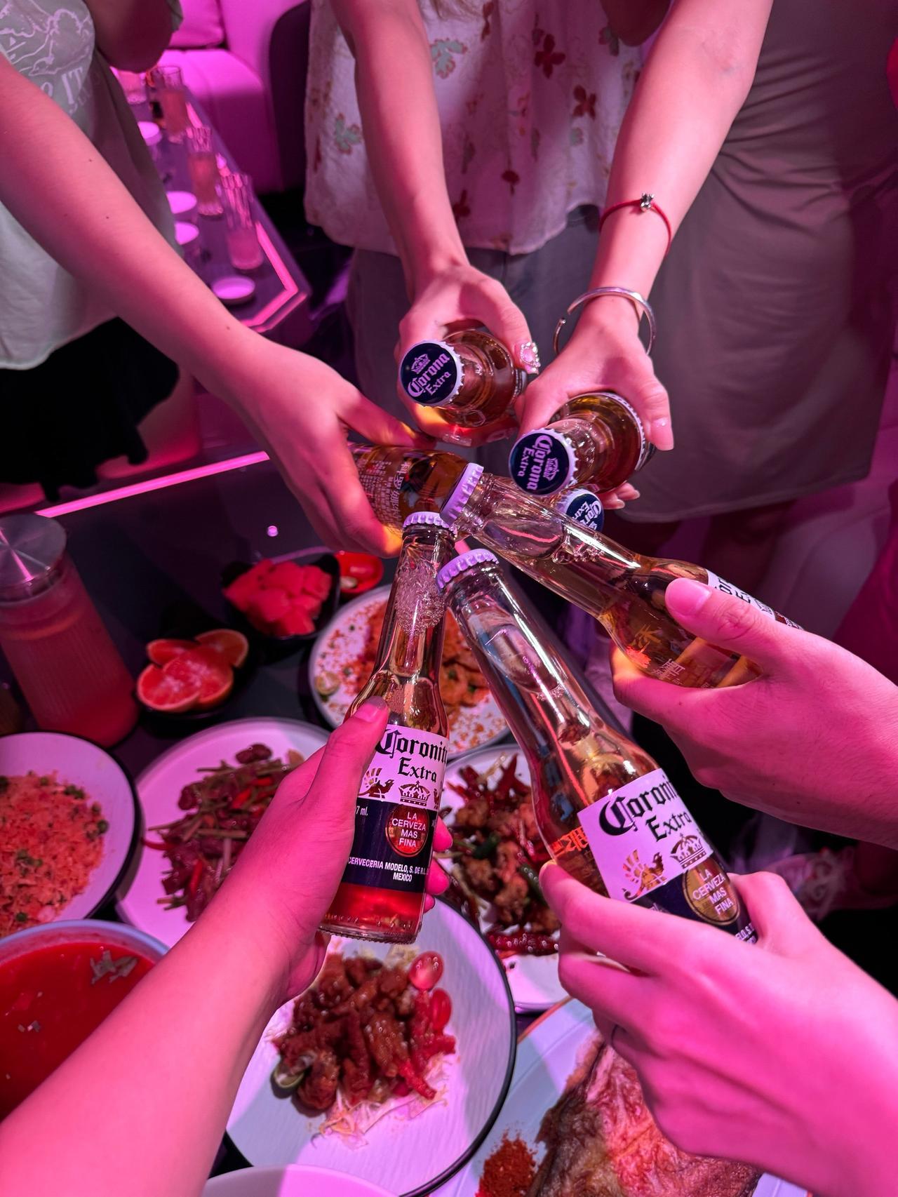 “太离谱了！”广东6个男人去KTV唱歌时，一女销售进来敬酒后赖着不走，直到凌晨散