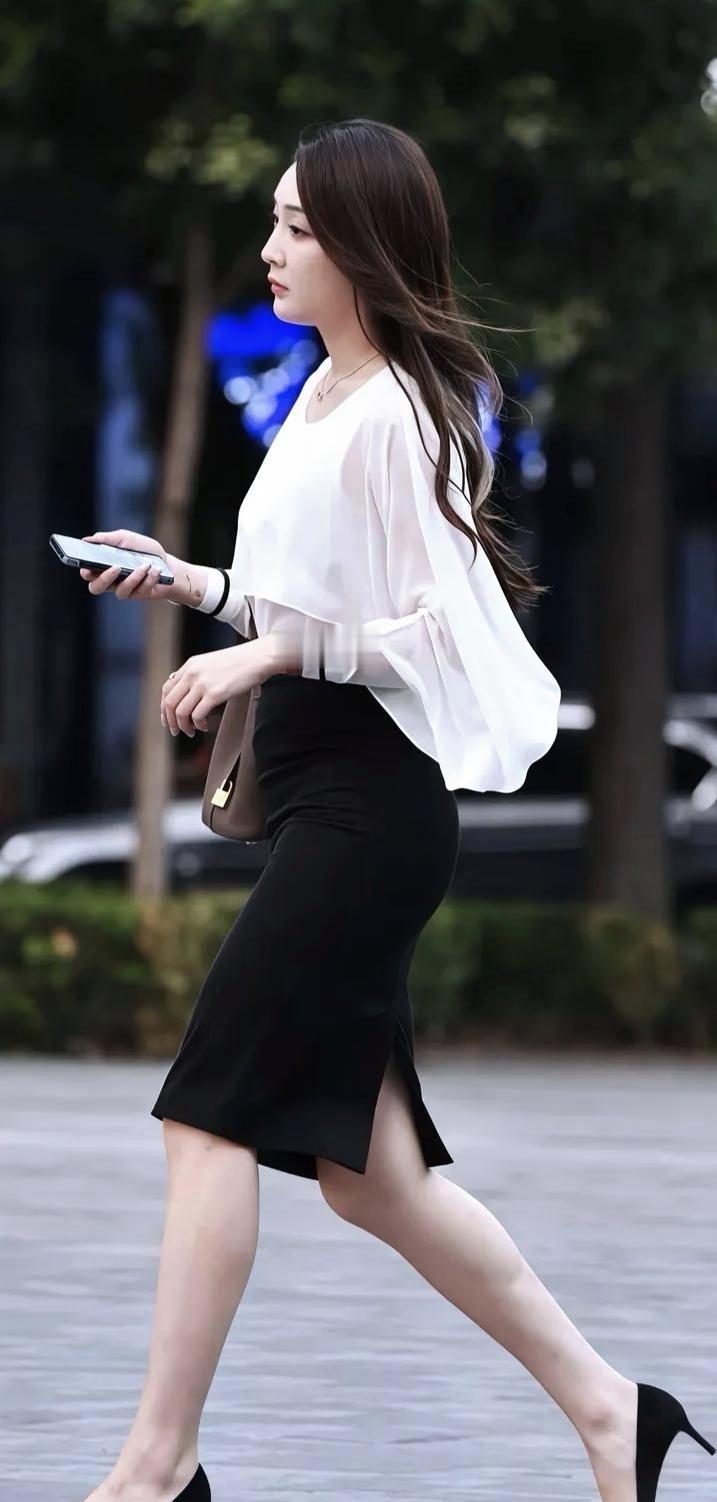 一切的不快乐，大多是因为缺钱或缺爱。因此，必须奋斗，才能幸福。