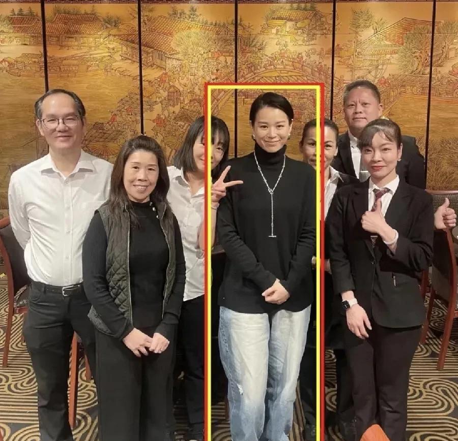 果然明星跟素人还是有差距的！不信你看胡杏儿就算同样是素颜，同样的不上镜，但是