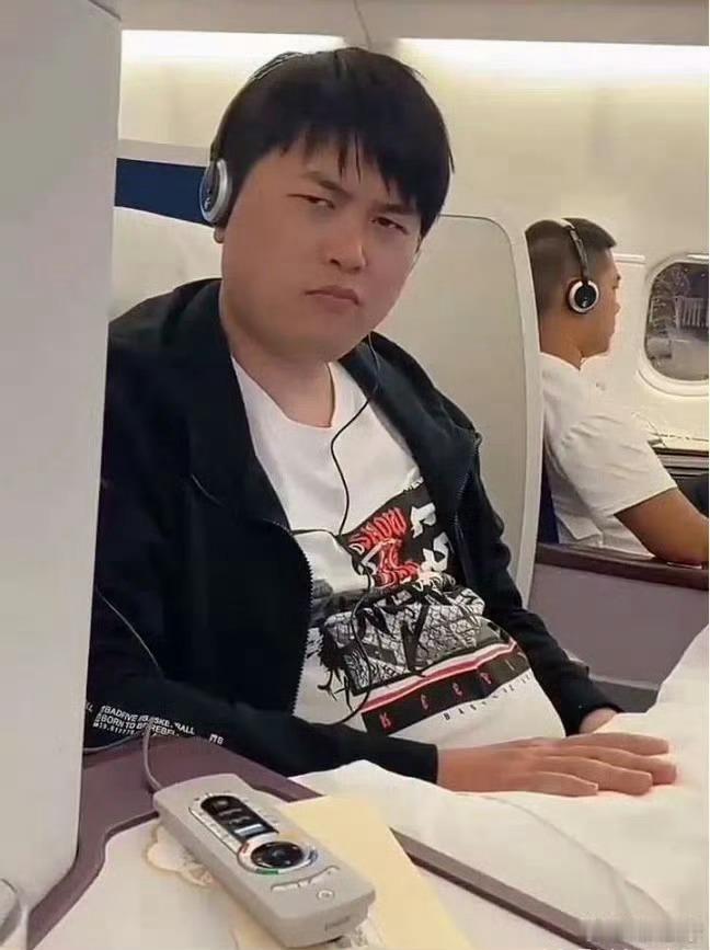 枫哥真是网瘾中年啊，去马尔代夫旅游还抽空和大Mu他们RPG哈哈dota2